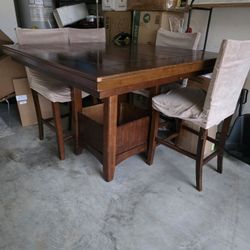 Dinning Table And Chairs 