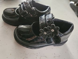 Todler dress shoes!( New) size 5