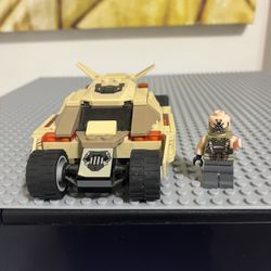 LEGO DC Comics Super Heroes The Dark Knight Rises - Bane Minifigure & Bae’s Tumbler (76001)