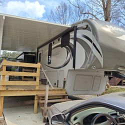 Fifth Wheel With Deck And Catio!