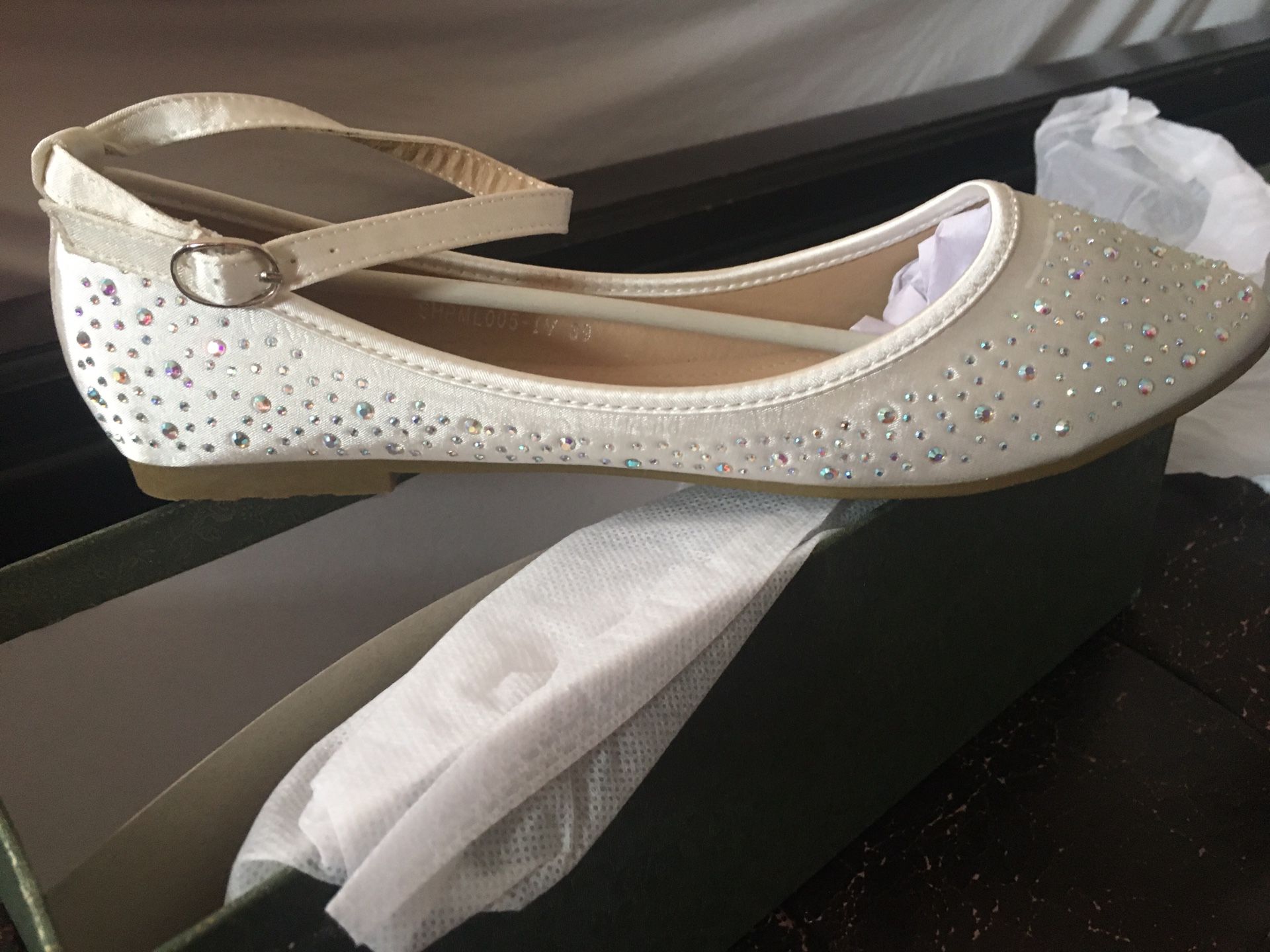 Girls dressy shoes in size 39 / satin w/ decorative stones