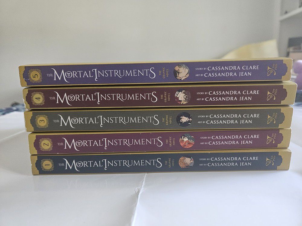 The Mortal Instruments: The Graphic Novel