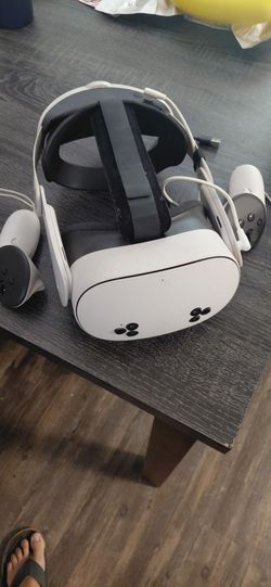Oculus quest 3  Barely used. Headstrap/extra battery