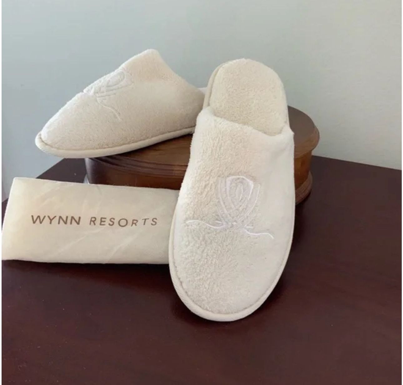 Wynn Encore Resorts Las Vegas Women's Ivory Slippers With Dust Travel Dust Bag