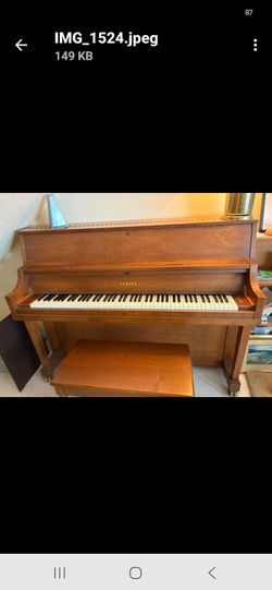 Yamaha beautiful piano excellent condition with bench