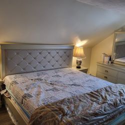 King Bedroom Set With FREE LAMPS