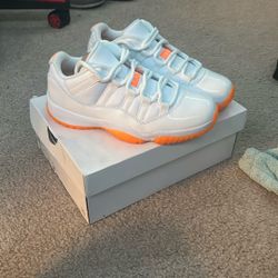 Jordan 11 low “citrus” Women’s 9