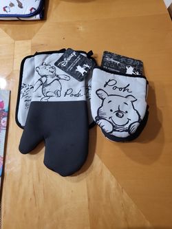 Pooh Mitts and Pot Holder