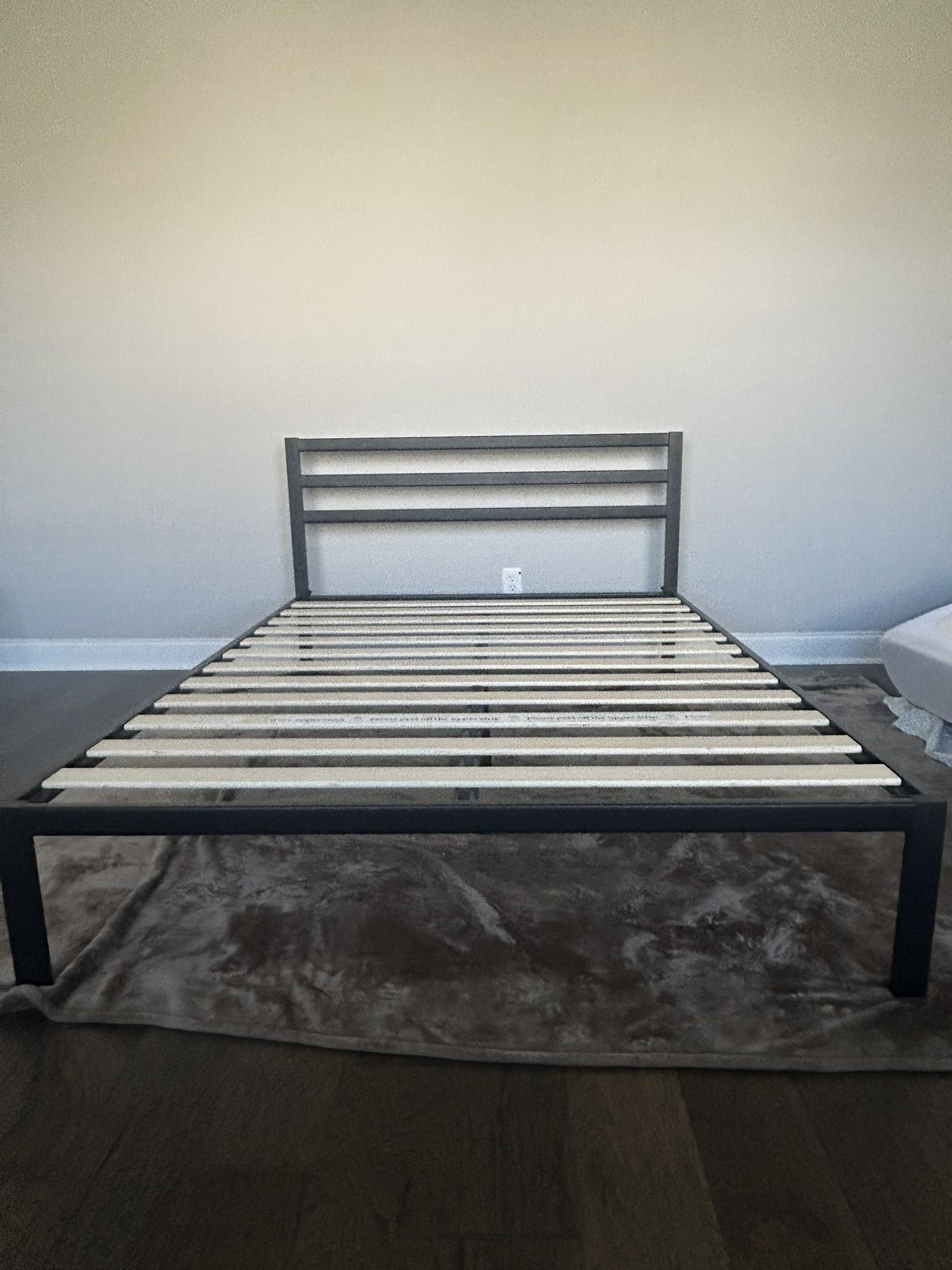 Zinus Queen Bed Frame With Head Board