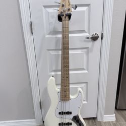 Squire Jazz Bass By Fender 5-string 