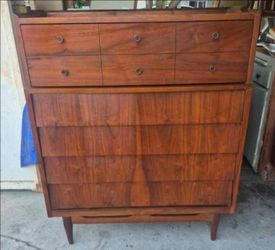Mid century Modern walnut Dresser from panorama city 
Two Minor blemishes on top
Height 31"
Width 56"
Depth 18"
Delivering is Extra DM me.