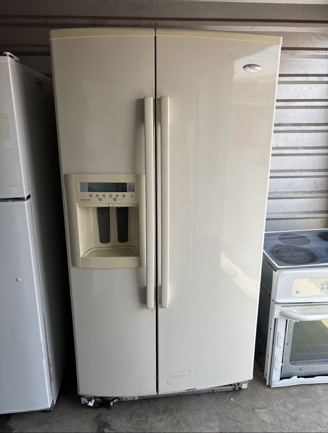 White Whirlpool Refrigerator And Freezer