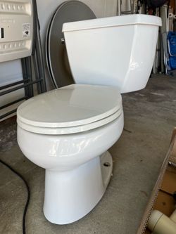 Kohler round toilet w seat