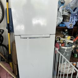 Magic Chef Refrigerator With Freezer