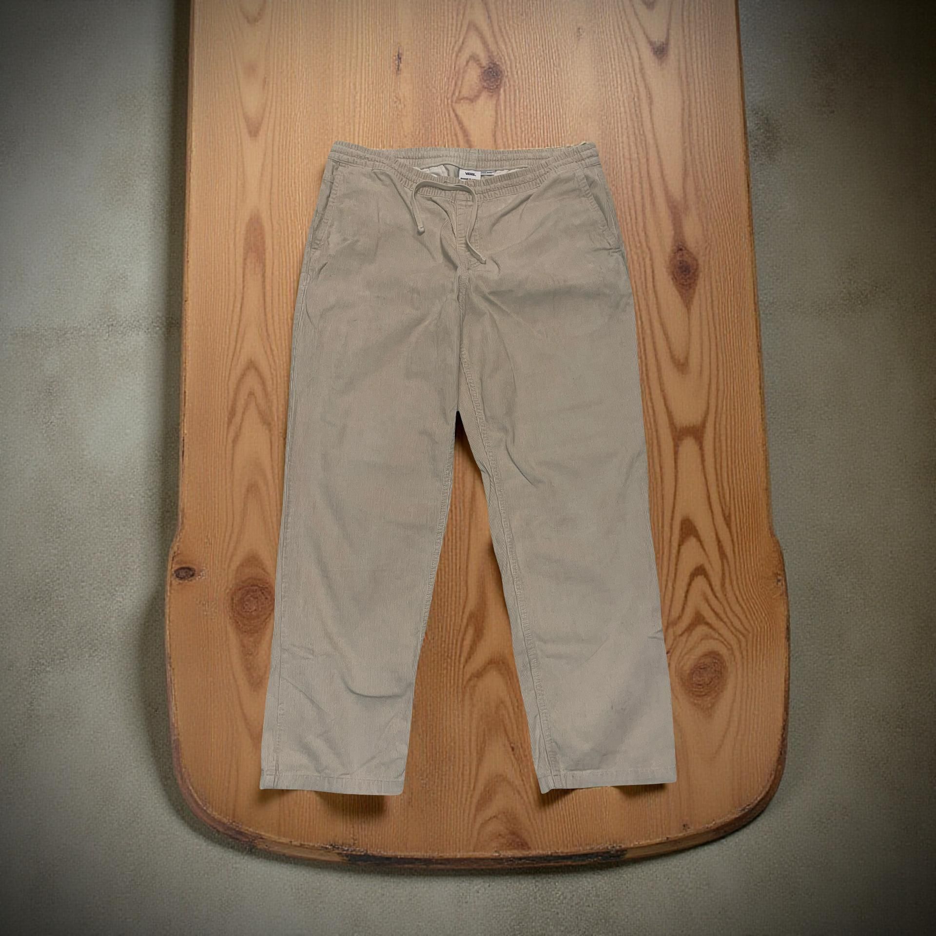 Check out these gently used Vans Range Relaxed Elastic Incense Pants! These comfy pants feature a regular rise at the waistline with a drawcord closur