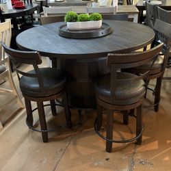 Pub Table with 4 Bar Stools!!