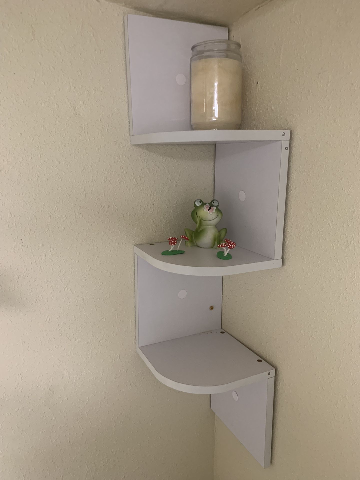 Wall mount corner shelf 