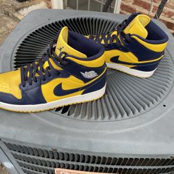 Jordan 1 Mid Michigan 