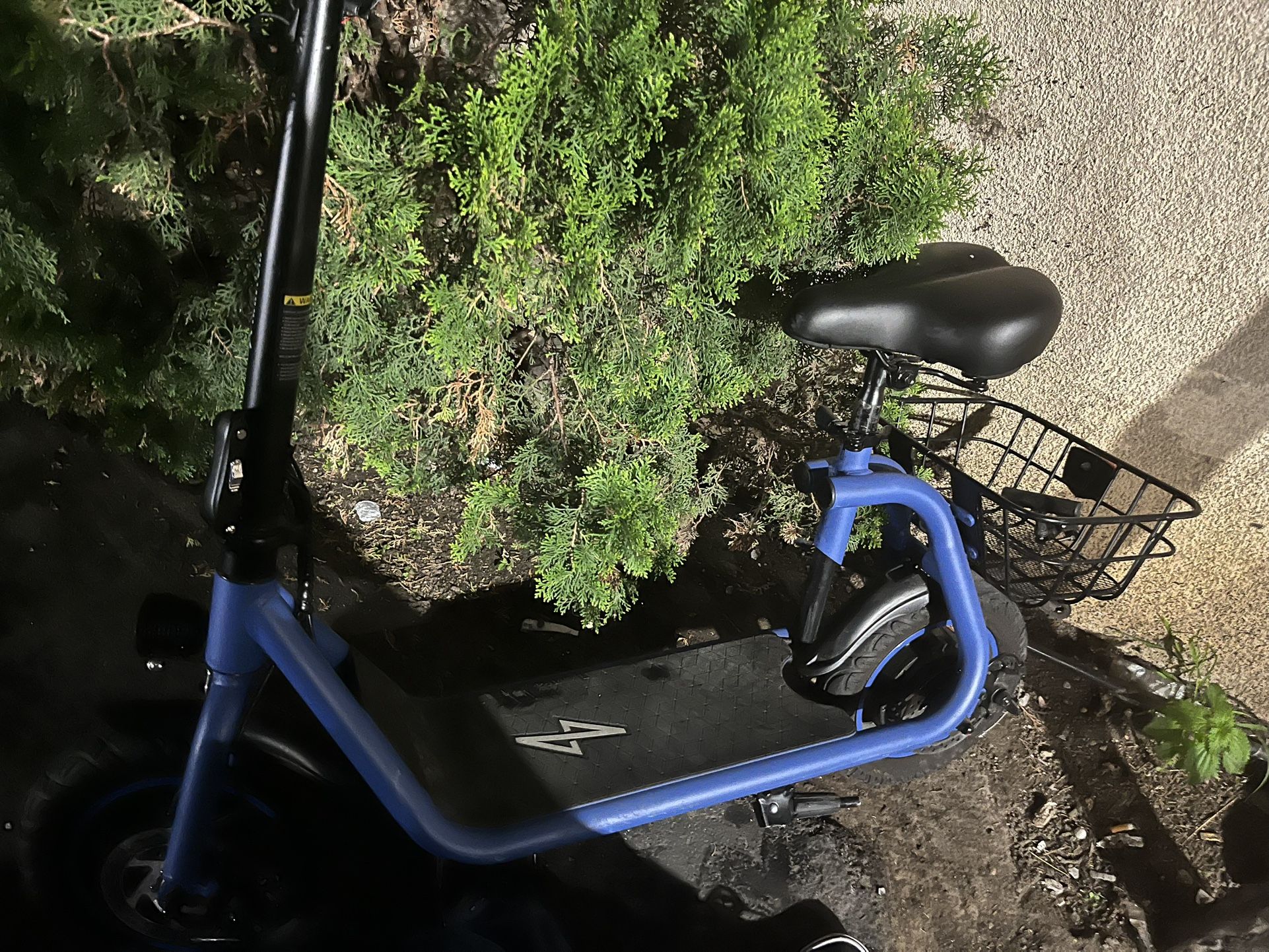 PHANTOM COMMUTER R1 SEATED BLUE SCOOTER