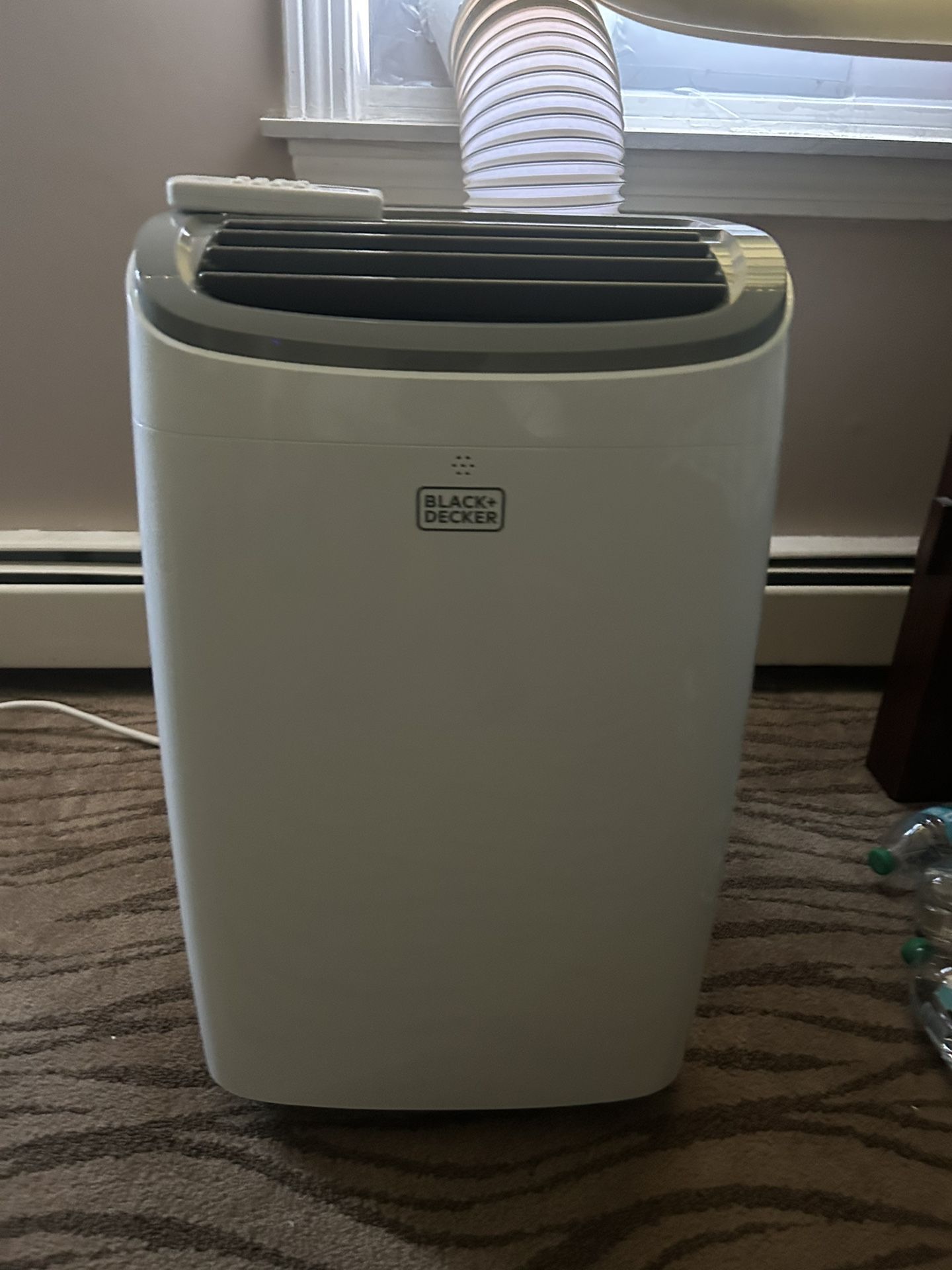 Black And Decker 8000 BTU Air Conditioner, FAIRLY NEW!! ONLY USED FOR COUPLE MONTHS