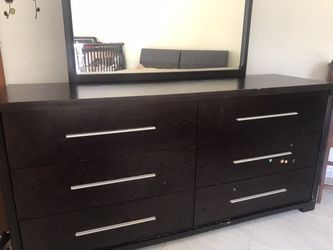 Elegant, mahogany 6 drawer dresser w/attached mirror
