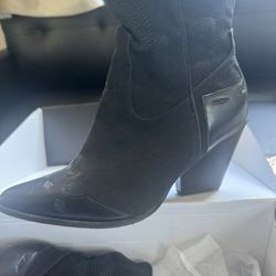Black Cowboy Boots 🖤