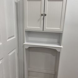 Over the tiloilet cabinet