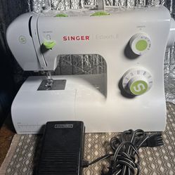 Singer Esteem II Mechanical Sewing Machine with Pedal  Like New