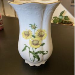 Porcelain  Beautiful Gold Trim  Design Vace I