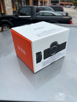 Sony Zv e10 mirrorless digital camera, comes with 16- 50mm lens. Comes with camera bag and godox im30 flash. NEED GONE ASAP! WILLING TO NEGOTIATE!