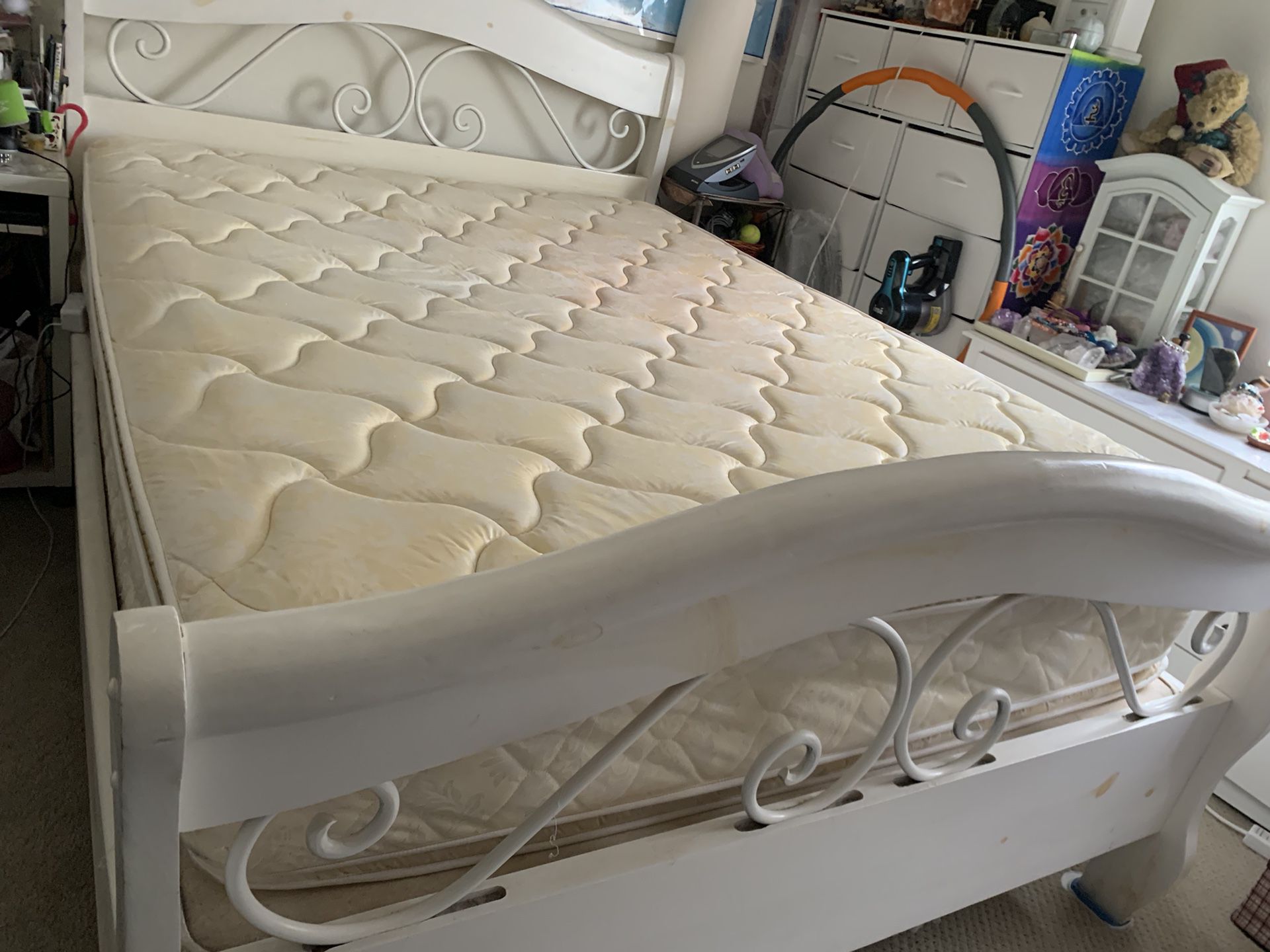 Queen Size Solid Wood White Bed Frame with Free Mattress and Box Spring Good Condition 