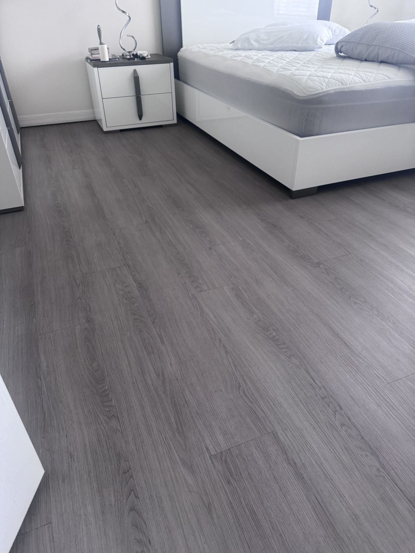 LVT FLOORING/PISO LAMINADO DE VYNIL
