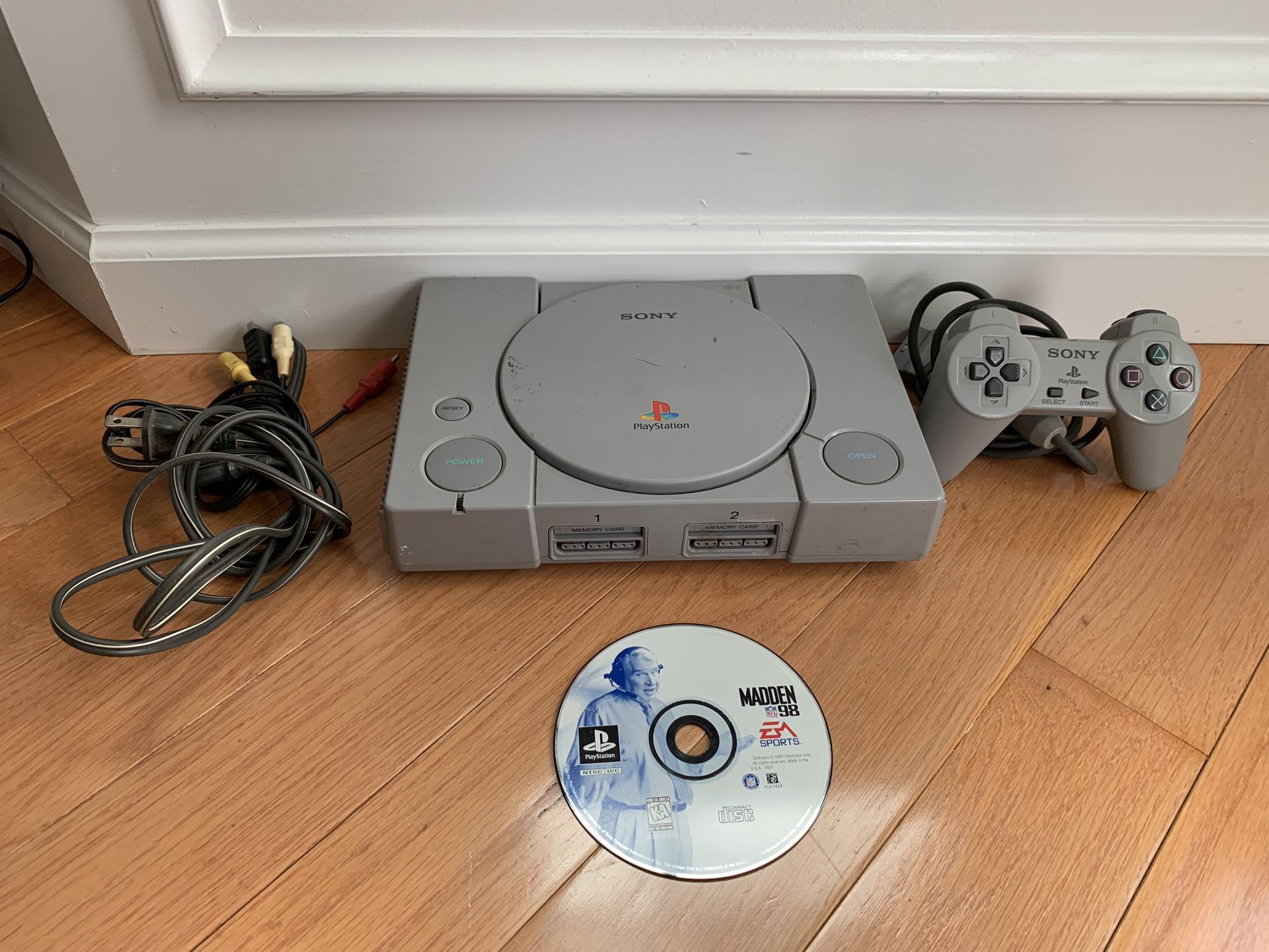 PlayStation 1 PS1 Consol Bundle With Game, Controller Hook Ups