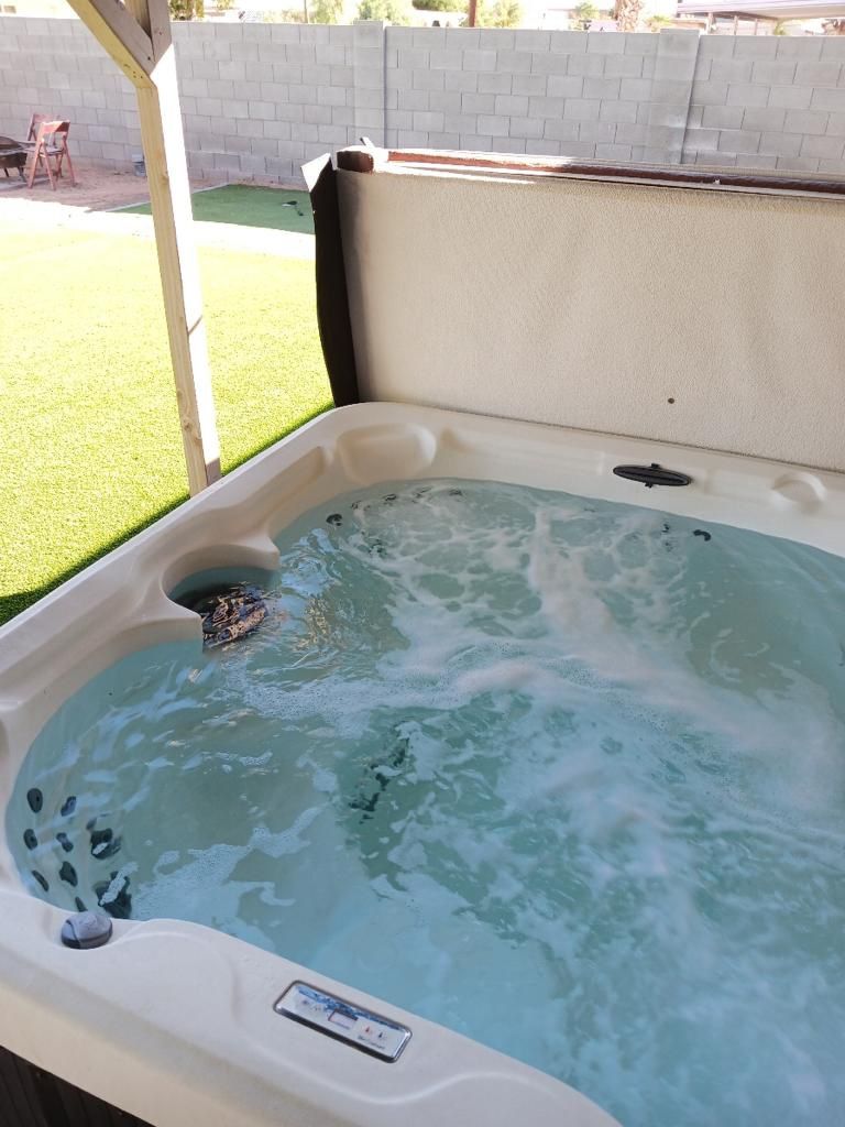 Spa Hot Tub Jacuzzi 7-Person 65-Jet 14-Jet Nozzle