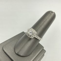 14KT WHITE GOLD LADIES WEDDING/ FASHION RING W/ DIAMONDS APPROX 1.00CT TDW 4.8GR, RING SIZE 9.25 (PRINCESS-CUT CENTER DIAMOND .40CT)