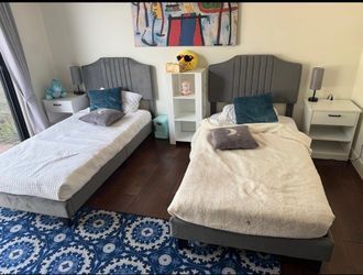 2 twin bed with mattresses
