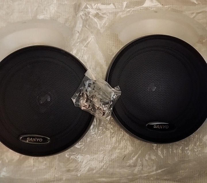 Sanyo car mobile speakers 6 1/2" dual cone 60W max. 4 Ohms, frequency response 50-18,000Hz HD-681 Bracket, Wires, Screws