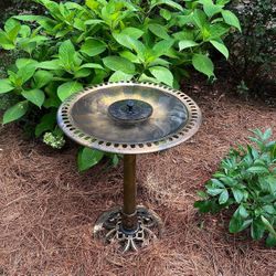 Polyresin Antique Outdoor Bronz Garden Bird Bath and Solar Powered Round Pond Fountain Combo Set Garden Bird Bath Water Feeder Station Solar Pump Bird