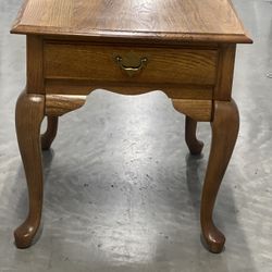 Mid Century Solid Oak End Table / Side Table by Broyhill. Used in good condition with small minor cosmetic blemishes. These  blemishes are in the form
