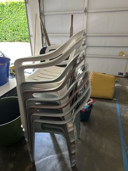 Plastic patio chairs (8)