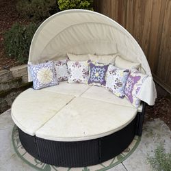 Round Day Bed w/ Pillows