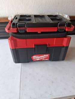 Milwaukee M18 Fuel 2.5 gallon PACKOUT wet dry vacuum tool only