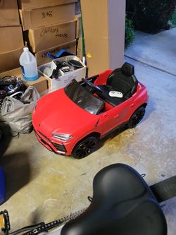 Kids Ride In Lamborghini Urus 