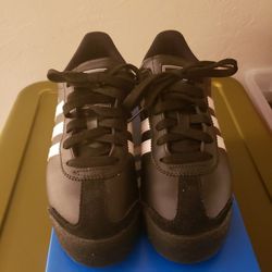 Women's Adidas Sonoma sneakers. Black and white. Very good condition size 4. Quick sale $20. Thanks