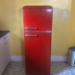 Classic Fridge With Matching Microwave 