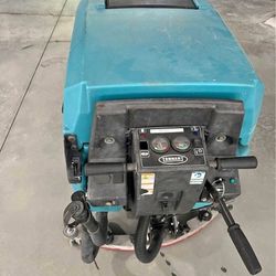 Tennant-5700-Floor-Scrubber