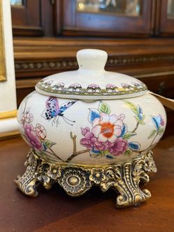 Porcelain Astray With Lid
