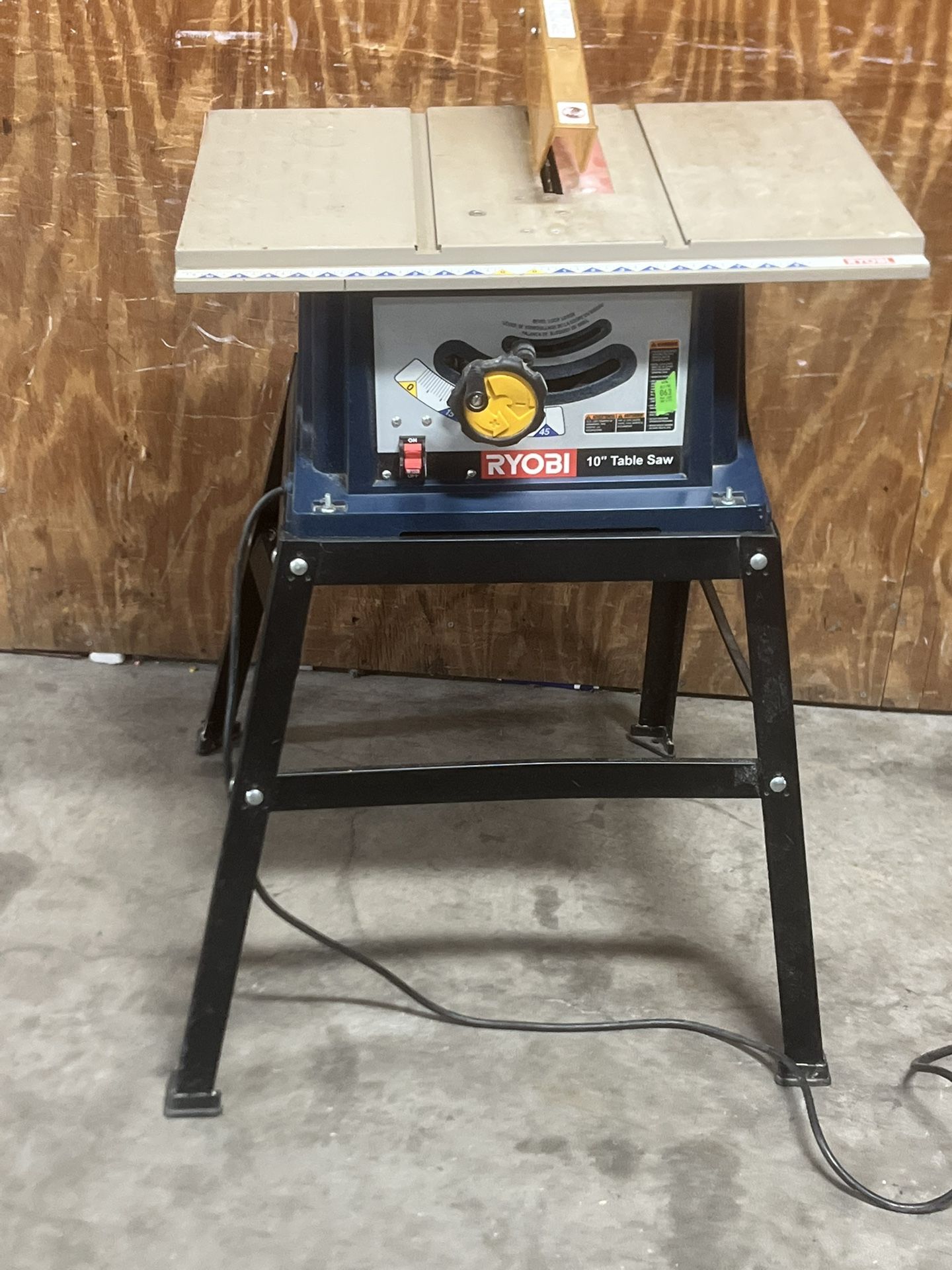 Ryobi Table Saw BTS12S Saw Snd Stand. Used in good condition with some cosmetic blemishes. These blemishes are in the form of scratches and scuff mark