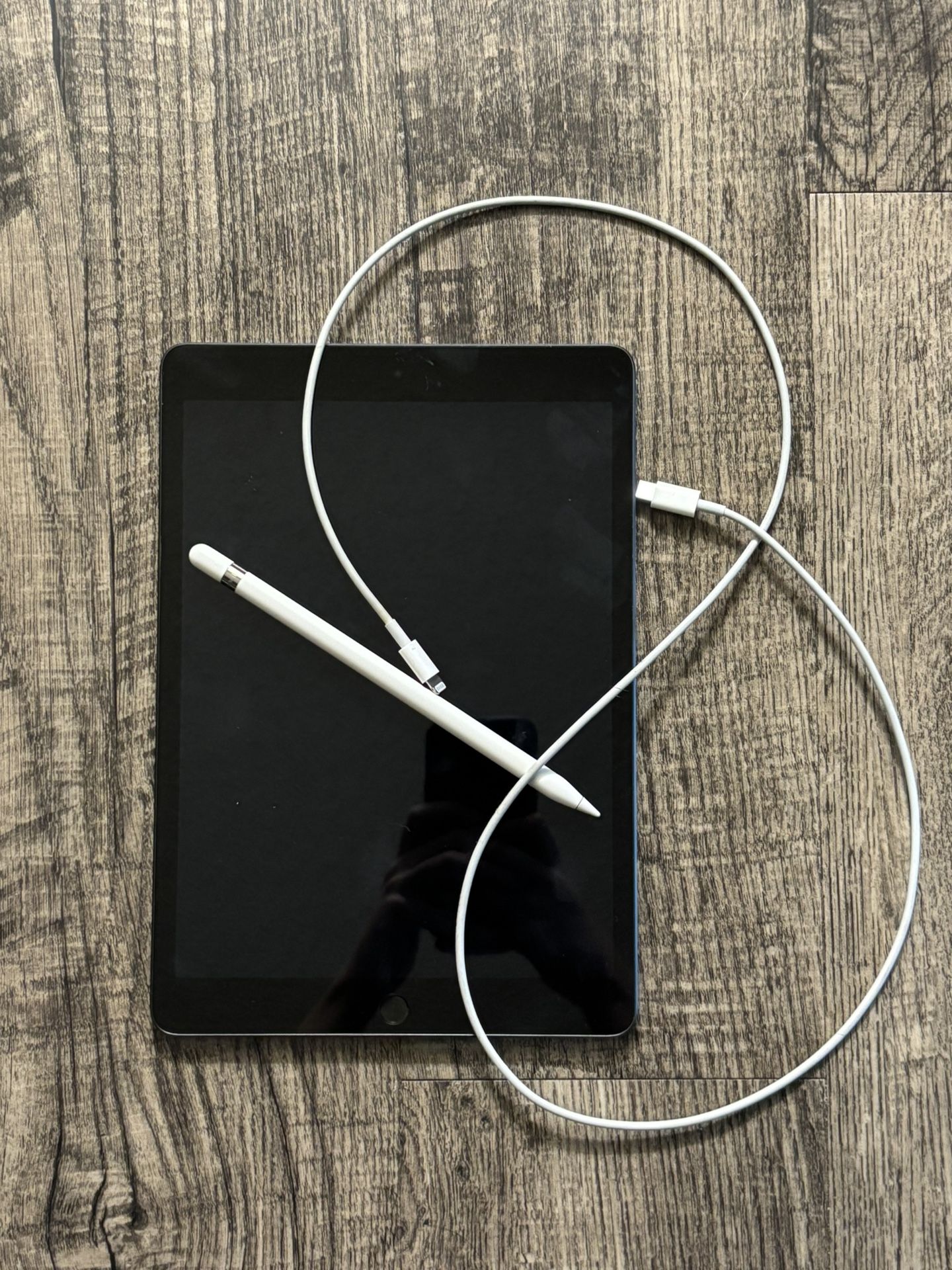 Ipad (9th gen) w/ Apple pencil, case, charger