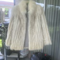 AUTHENTIC SAGA  FOX FUR , WORN 1 Time